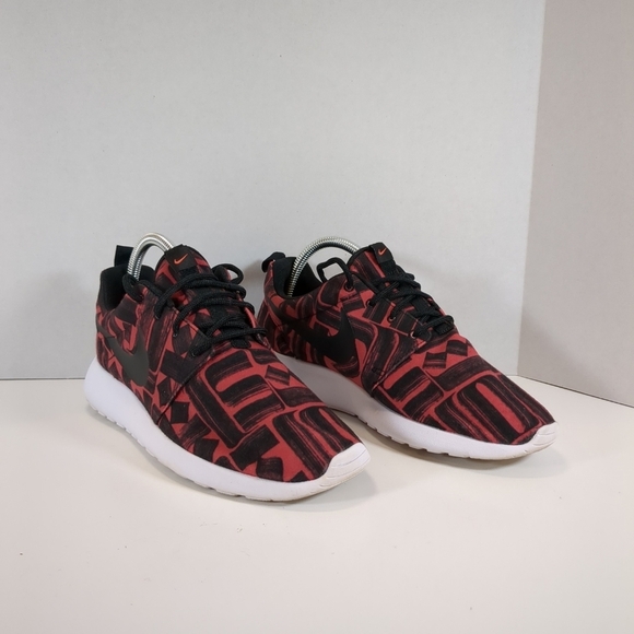 Nike women's Roshe One Print, red and black shoes, size 7.5 - Picture 2 of 11